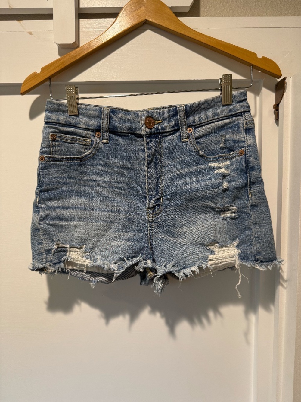 American Eagle Super Stretch Distressed Denim Shorts – Size 4